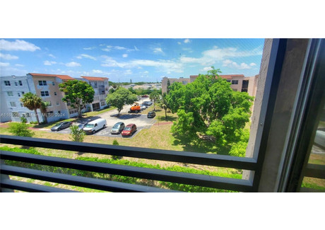 Mieszkanie na sprzedaż - 2830 Somerset Dr Lauderdale Lakes, Usa, 69,49 m², 124 900 USD (512 090 PLN), NET-98569318