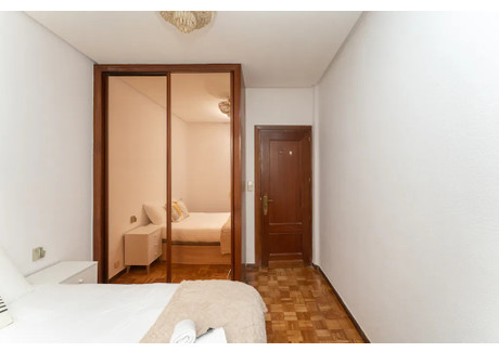 Mieszkanie do wynajęcia - Calle de Fernández de la Hoz Madrid, Hiszpania, 130 m², 922 USD (3530 PLN), NET-100423372