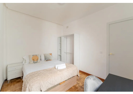 Mieszkanie do wynajęcia - Calle de Fernández de la Hoz Madrid, Hiszpania, 130 m², 851 USD (3530 PLN), NET-100423373