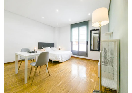 Mieszkanie do wynajęcia - Calle de San Hermenegildo Madrid, Hiszpania, 28 m², 2048 USD (7865 PLN), NET-100737396