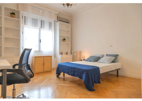 Mieszkanie do wynajęcia - Calle de Fernández de los Ríos Madrid, Hiszpania, 240 m², 791 USD (3036 PLN), NET-97706775