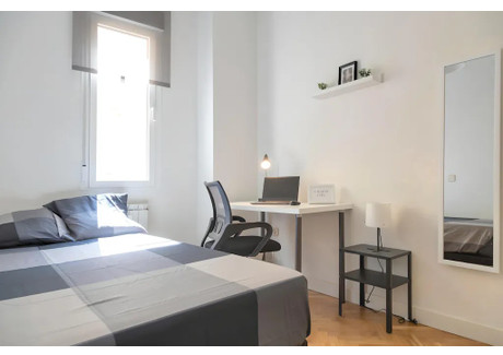 Mieszkanie do wynajęcia - Calle de Fernández de los Ríos Madrid, Hiszpania, 240 m², 674 USD (2762 PLN), NET-97706777