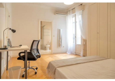 Mieszkanie do wynajęcia - Calle de Fernández de los Ríos Madrid, Hiszpania, 240 m², 912 USD (3674 PLN), NET-97706779