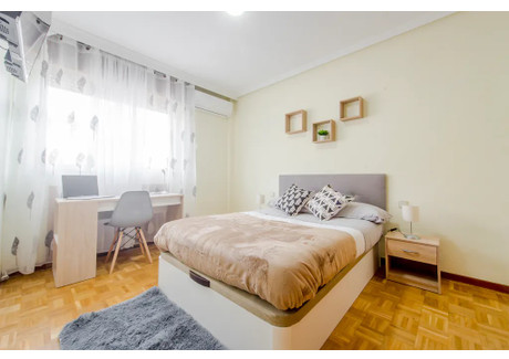 Mieszkanie do wynajęcia - Calle de Sinesio Delgado Madrid, Hiszpania, 150 m², 519 USD (2093 PLN), NET-97805840