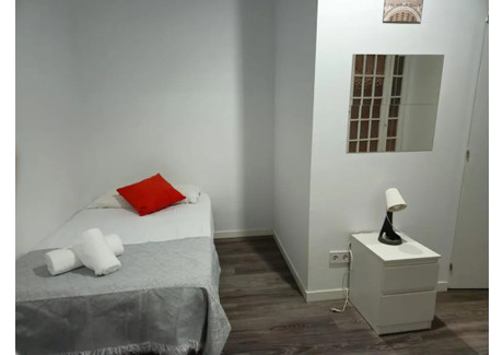 Mieszkanie do wynajęcia - Carrer de Julià Portet Barcelona, Hiszpania, 180 m², 643 USD (2591 PLN), NET-98214402