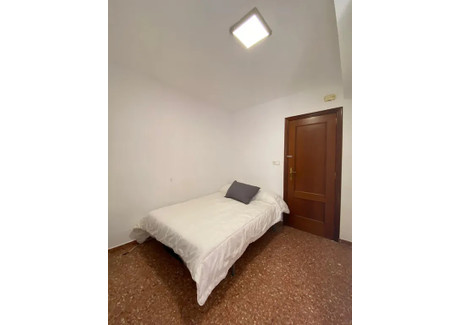 Mieszkanie do wynajęcia - Calle de la Democracia Valencia, Hiszpania, 152 m², 412 USD (1655 PLN), NET-99806183