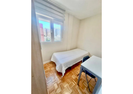 Mieszkanie do wynajęcia - Calle de Paredes de Nava Madrid, Hiszpania, 110 m², 469 USD (1960 PLN), NET-95006549