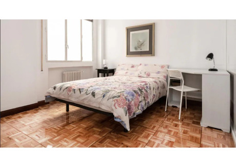 Mieszkanie do wynajęcia - Calle de Rosario Pino Madrid, Hiszpania, 215 m², 574 USD (2261 PLN), NET-90196591