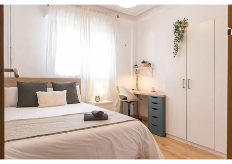 Mieszkanie do wynajęcia - Calle de Calatrava Madrid, Hiszpania, 160 m², 741 USD (2987 PLN), NET-90210868