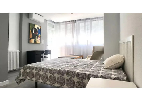 Mieszkanie do wynajęcia - Calle de Rosario Pino Madrid, Hiszpania, 200 m², 766 USD (2965 PLN), NET-90241257