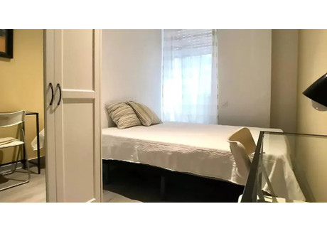 Mieszkanie do wynajęcia - Calle de Rosario Pino Madrid, Hiszpania, 200 m², 710 USD (2725 PLN), NET-90241253