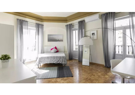 Mieszkanie do wynajęcia - Calle de San Bernardo Madrid, Hiszpania, 260 m², 794 USD (3049 PLN), NET-90241283