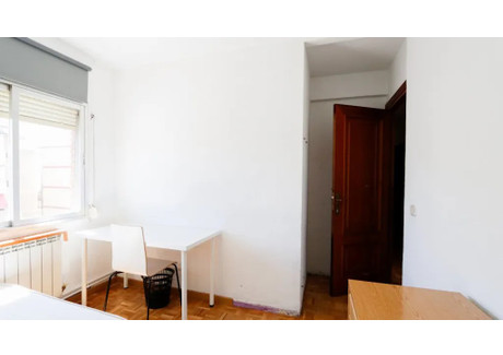 Mieszkanie do wynajęcia - Calle de Camarena Madrid, Hiszpania, 73 m², 1364 USD (5279 PLN), NET-90437382