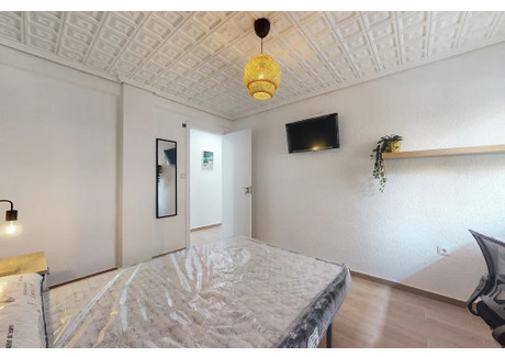 Mieszkanie do wynajęcia - Carrer Rodrigo de Pertegàs Valencia, Hiszpania, 125 m², 475 USD (1818 PLN), NET-90934940