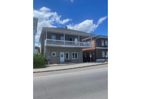 Dom na sprzedaż - 2132-2134 Rue Ste-Famille, Jonquière, QC G7X4W9, CA Jonquière, Kanada, 218 m², 183 588 USD (752 710 PLN), NET-95130232