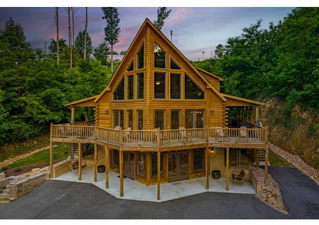 Dom na sprzedaż - 761 Village Loop Rd Bear Mountain Chalet, Sevier, TN Gatlinburg, Usa, 338,54 m², 1 939 900 USD (7 778 999 PLN), NET-97448813