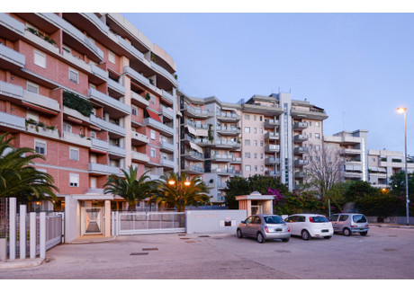 Mieszkanie na sprzedaż - Via Fratelli De Filippo, Bari, Włochy, 121 m², 322 837 USD (1 271 977 PLN), NET-95118443