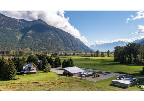 Działka na sprzedaż - 8425 Pemberton Meadows Rd Squamish-Lillooet, Kanada, 304 972 m², 11 015 984 USD (42 301 380 PLN), NET-97045923