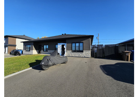 Dom na sprzedaż - 1289 Rue du Ciné-Parc, Chicoutimi, QC G7K0B5, CA Chicoutimi, Kanada, 99 m², 271 420 USD (1 104 678 PLN), NET-101706539