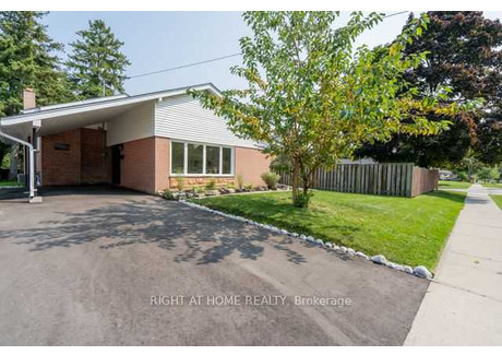 Dom na sprzedaż - 19 Gladsmore Cres Toronto, Kanada, 102,19 m², 857 658 USD (3 284 831 PLN), NET-100605803